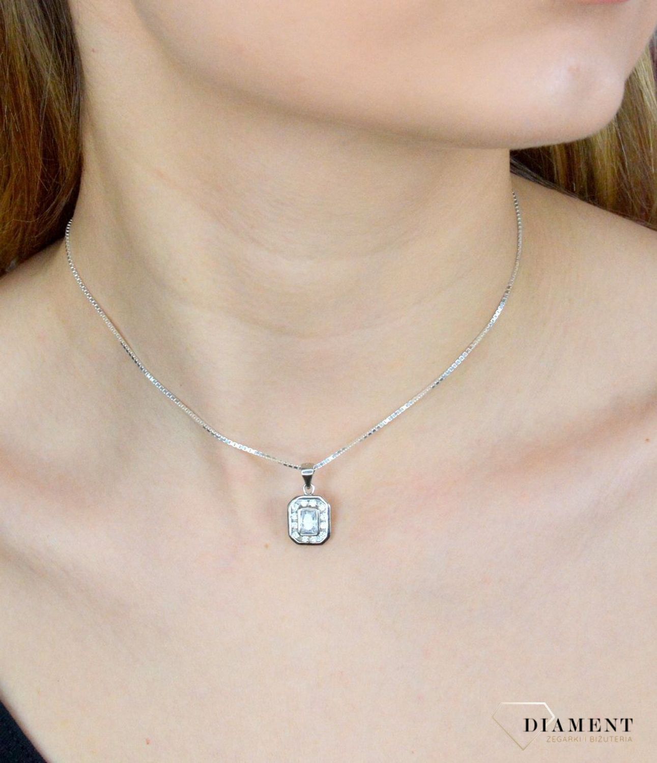 Zawieszka damska  Prostokątne zwierciadło  W 2056 Srebrna zawieszka o ponadczasowej formie uzupełniona cyrkonią. Została wykonana z najwyższej jakości srebra próby 925. Idealny pomysł na prezent.jpg